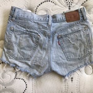 Light wash Levi’s 501 high waisted shorts 26